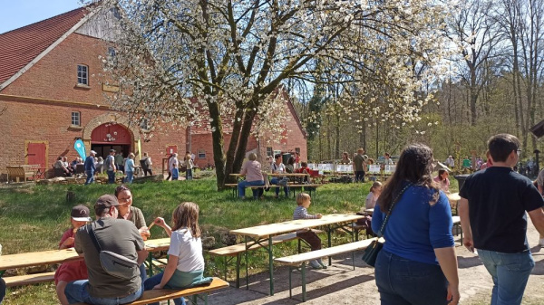 Aussicht auf Haupthaus mit Menschen, die in der Sonne sitzen