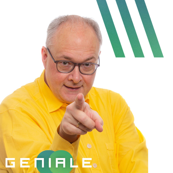 Ein Foto eines Mannes in einem gelben Shirt der auf die Betrachtende Person zeigt.