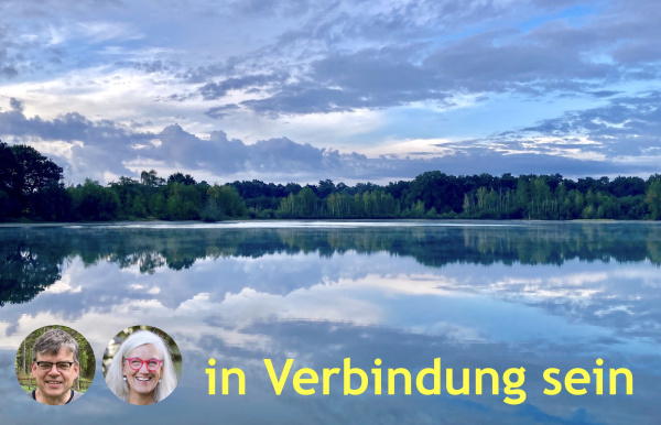 Stiller See spiegelt Himmel und Bäume wider