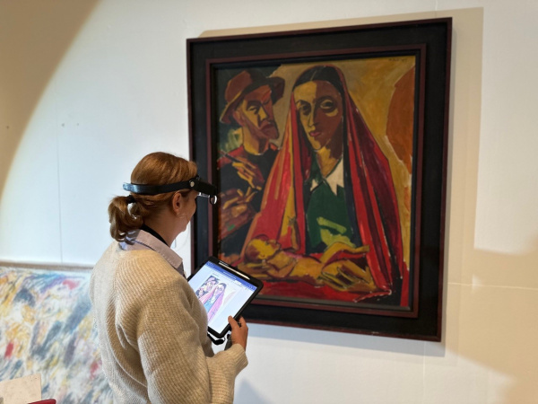 Restauratorin bei ihrer Arbeit an einem Gemälde