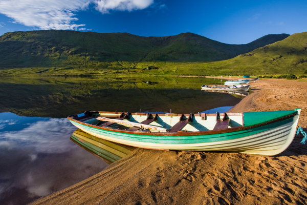 Boot am Ufer eines Sees in Connemara
