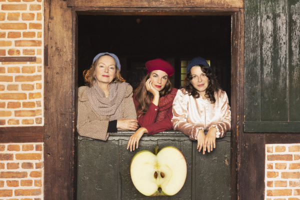 Drei Frauen im Bauernhaus
