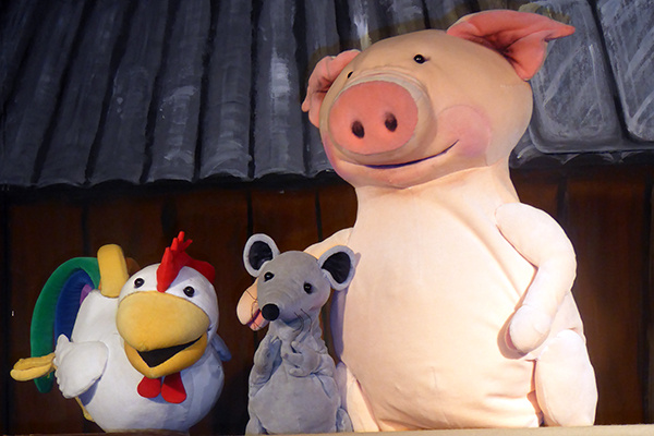 Die drei Freunde sitzen vorm Bauernhof