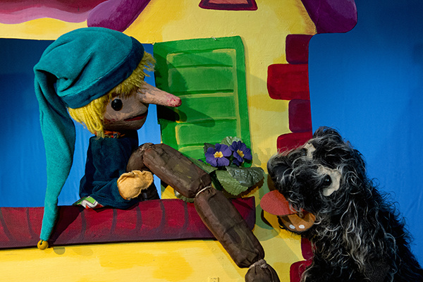 Kaspers Hund Lumpi nimmt Wurst vom Kasper