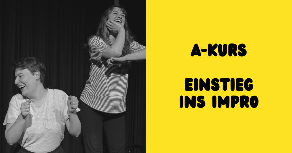 Zwei Frauen auf einer Bühne. Sie gucken lachend in unterschiedliche Richtungen. 