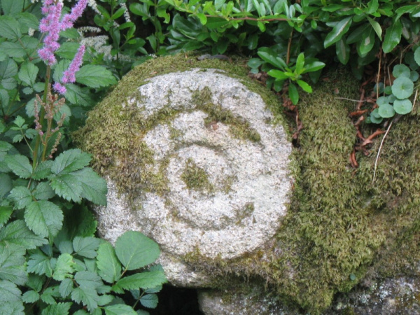 Steinspirale im Beet