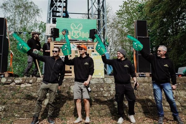 Unsere Mitglieder feuern die Läuferinnen und Läufer am Eisernen Anton an