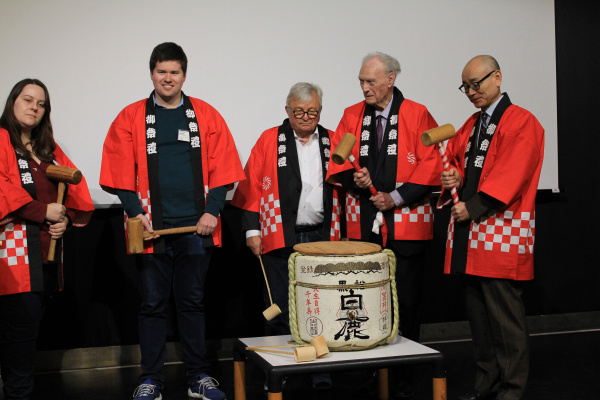 Anschlagen des Sakefasses auf dem Neujahrsfest 2025