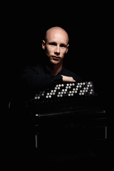 Kamil Dmochowski mit Akkordeon