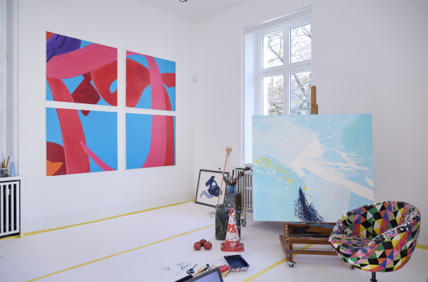 In die Museumsausstellung ist ein Atelier integriert mit Malutensilien.