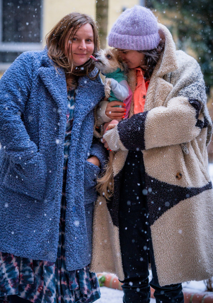 Bild von Nora Tschirner und Judith Holofernes mit Hund im Schnee