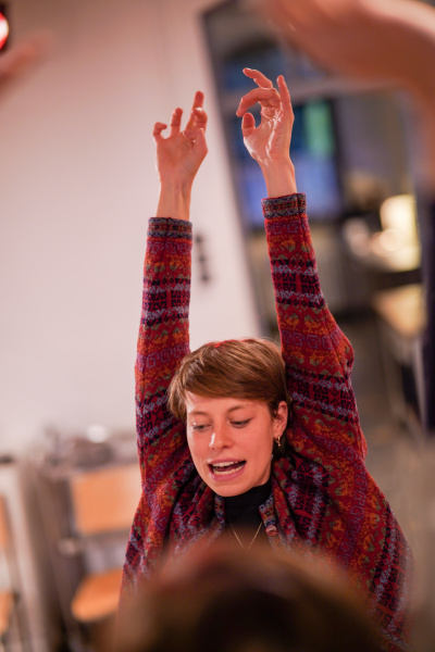 eine Person, die ihre Hände nach oben streckt