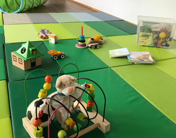 Matten mit Spielsachen
