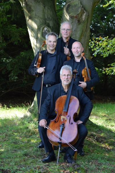 Musiker vom Alma-Quartett vor einem Baum, Foto ©imb Ingeborg Buschmann