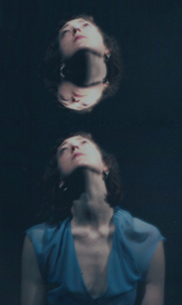 Künstlerisches Porträtfoto von Lucy Kruger mit Spiegelungen