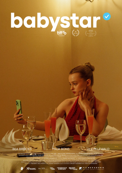 Filmplakat BABYSTAR zeigt die Protagonistin Luca (16) beim Posieren für ein Selfie