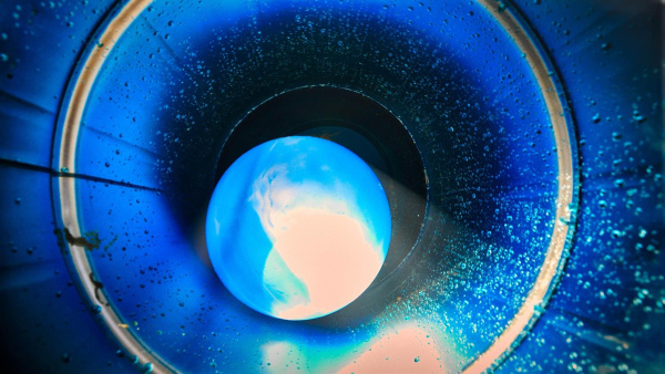 Titelfoto FLOATING BLUE mit Aufnahme eines Balls in einem blauen Eimer